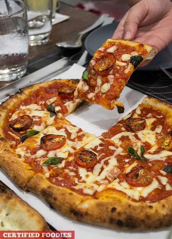 Margherita pizza from detalle bar with generous amounts of tomatoes[2]
