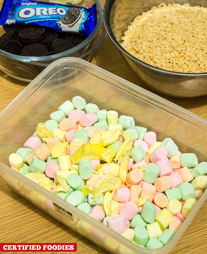 Melt the marshmallows with the butter for the Rice Krispies bar with Oreo cookies