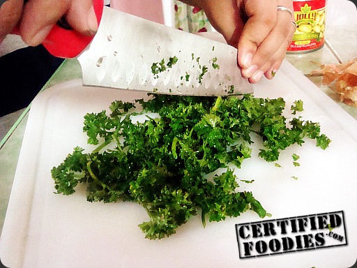 Chopping parsley - Steak Diane - CertifiedFoodies.com