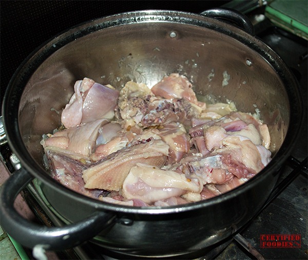 Saute the chicken with garlic and onion Saute the chicken with garlic and onion