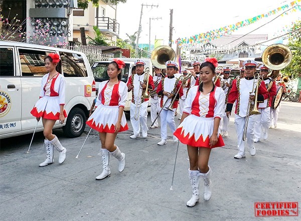 Marching band to celebrate the fiesta in Niugan