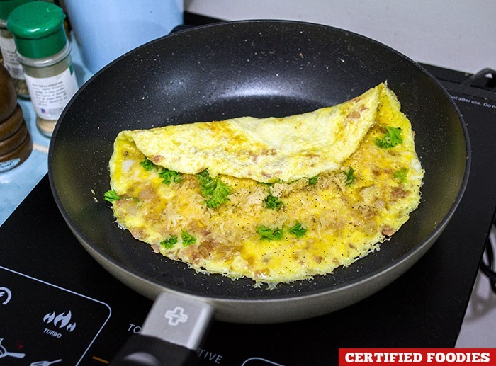 Cooking omelet with my Lock & Lock Hard & Light Black & Silver non-stick pan